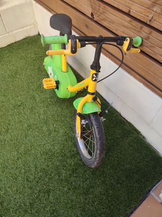 Bicicleta infantil Btwin verde y amarilla