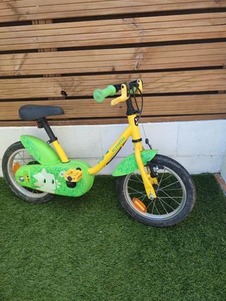 Bicicleta infantil Btwin verde y amarilla