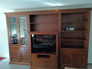 Mueble de comedor y mesa con cuatro sillas