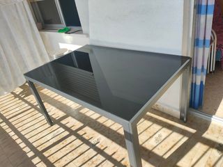 Tavolo in alluminio e vetro scuro