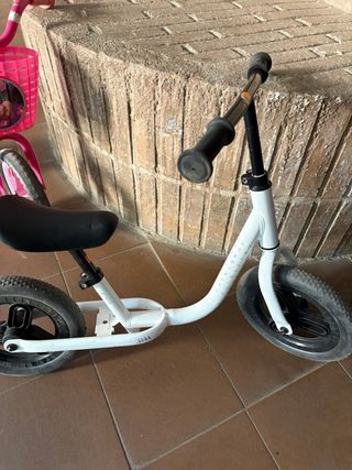 Bicicleta de equilibrio blanca para niños