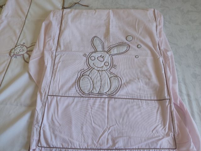 Edredón y chichonera cuna con conejitos