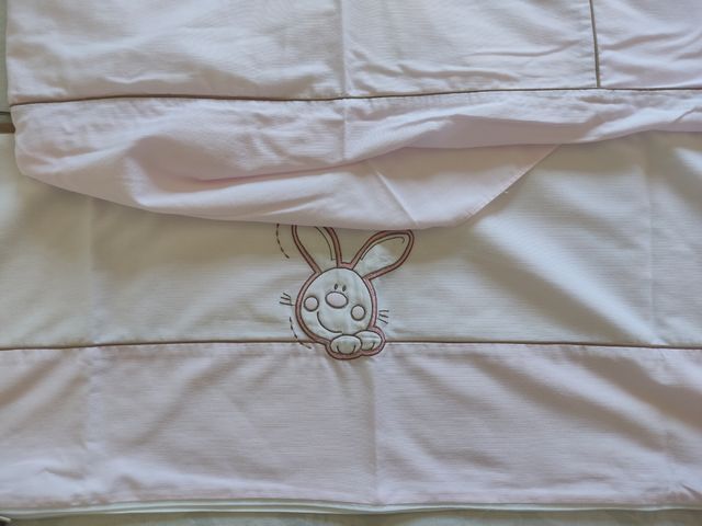 Edredón y chichonera cuna con conejitos