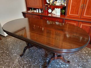 Mesa de comedor ovalada de madera