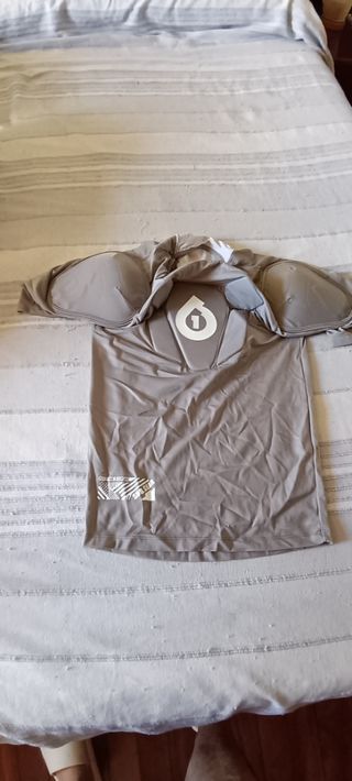 Camiseta Six Six One con protecciones
