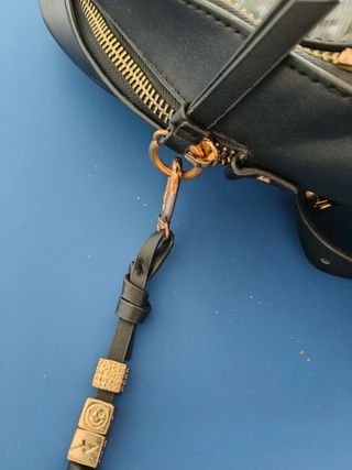 Bolso mochila negra con cremalleras y bolsillos 