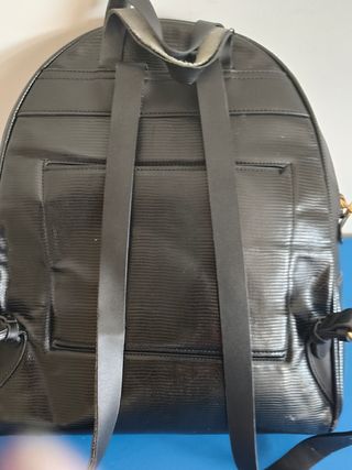Bolso mochila negra con cremalleras y bolsillos 