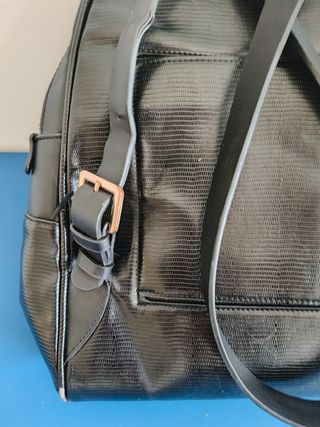Bolso mochila negra con cremalleras y bolsillos 