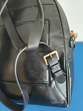 Bolso mochila negra con cremalleras y bolsillos 