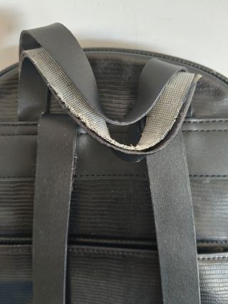 Bolso mochila negra con cremalleras y bolsillos 