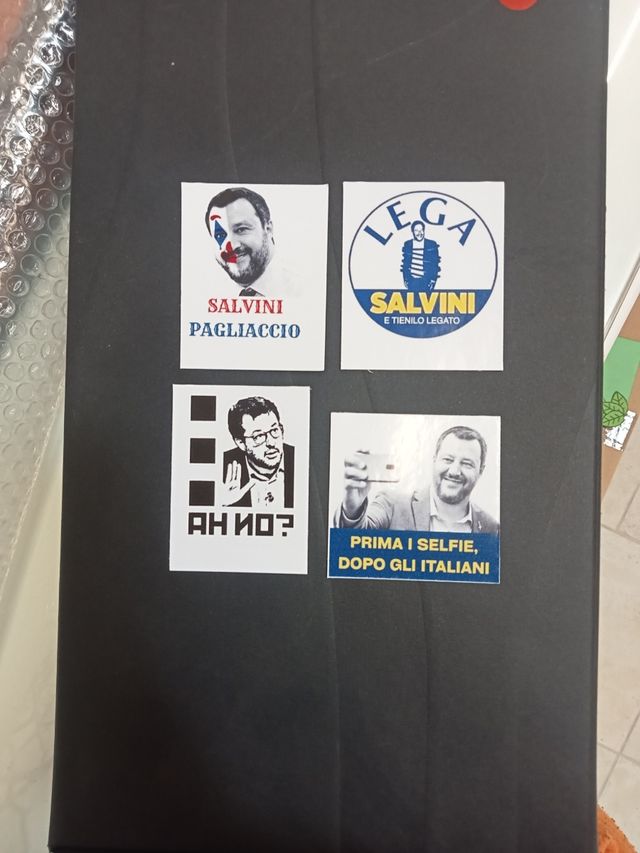 Adesivi Salvini meme satira politica