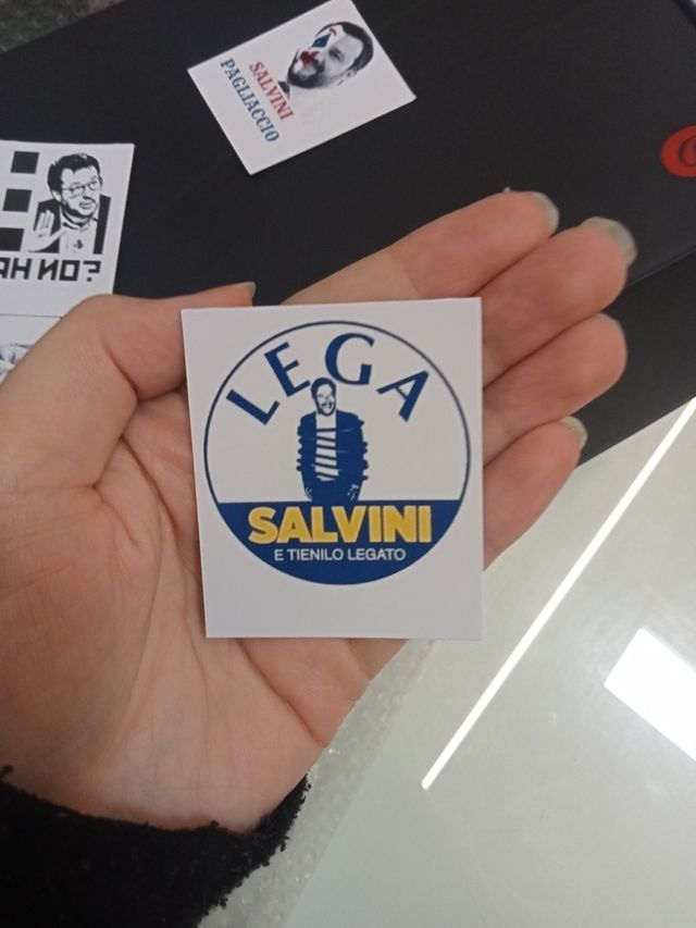 Adesivi Salvini meme satira politica