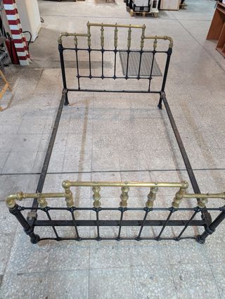 Cama antigua hierro y latón