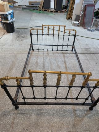 Cama antigua hierro y latón