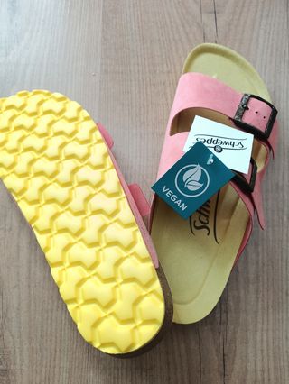 Sandalias veganas Schweppes rosa y amarillo