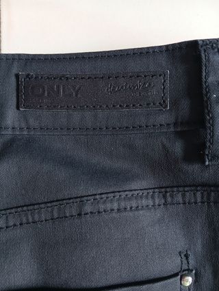 Mini falda polipiel negra