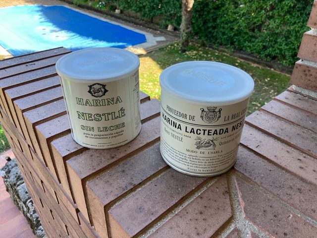 2 barattoli Nestlé vuoti con coperchi in plastica