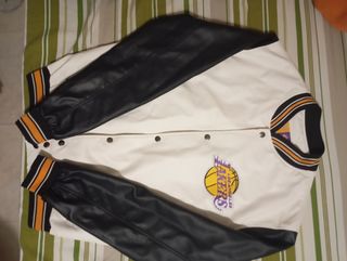 Hermosa chaqueta Lakers ideal para el otoño