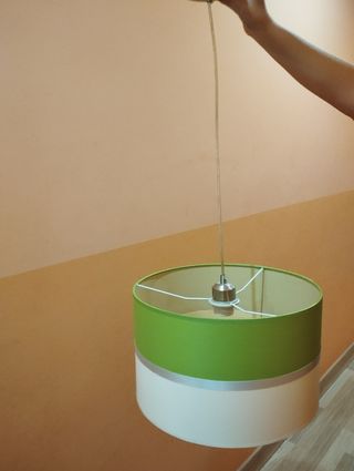 Lámpara colgante verde y blanca