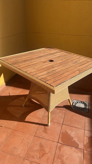 Mesa exterior Cane-line Rattan y Madera, alta gama