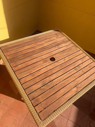 Mesa exterior Cane-line Rattan y Madera, alta gama