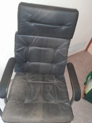Sillón de oficina de piel negro