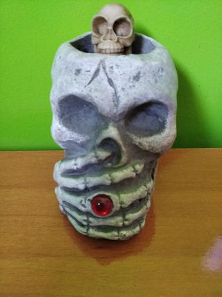 Figura Calavera con Gema Roja