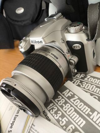 Nikon F75 + 2 objetivos + bolsa
