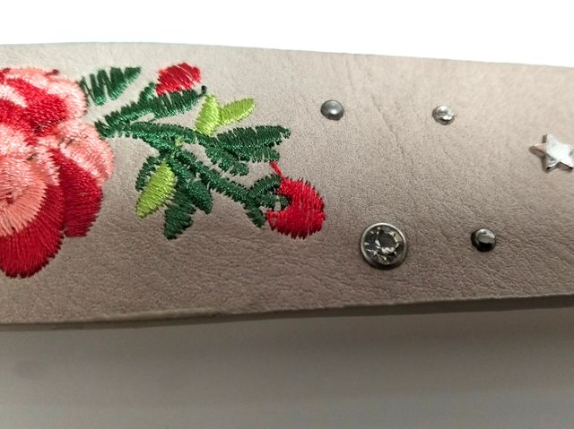 Cinturón beige bordado rosas rojas y brillos. 