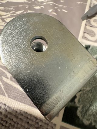Pieza para reparar pata de cama o somier