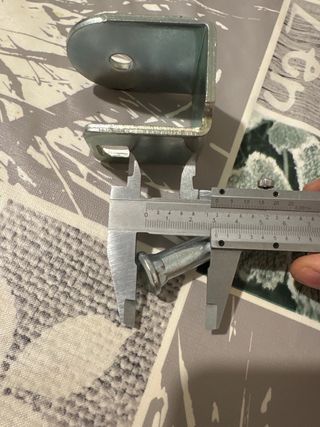 Pieza para reparar pata de cama o somier