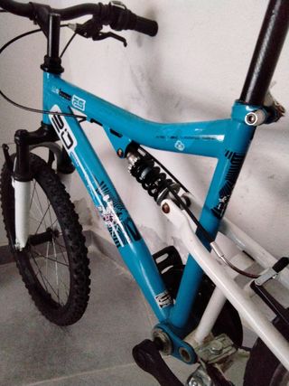 Bicicleta infantil azul