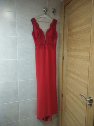 Vestido largo rojo con encaje