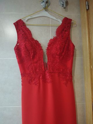 Vestido largo rojo con encaje