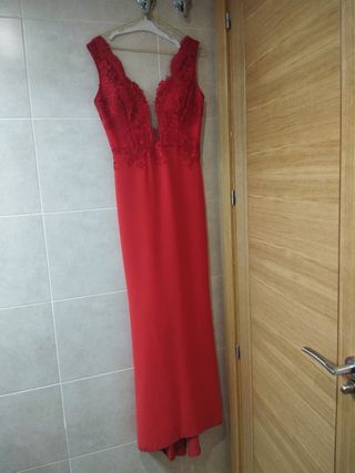 Vestido largo rojo con encaje
