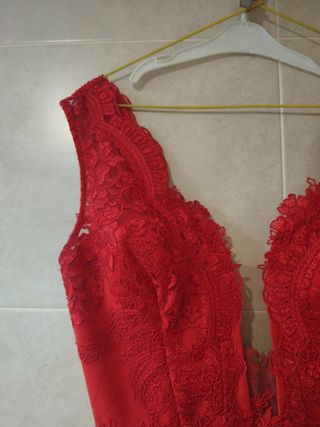Vestido largo rojo con encaje