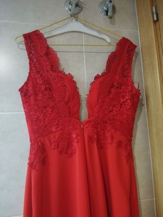 Vestido largo rojo con encaje