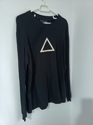Camiseta Bershka Negra Triángulo
