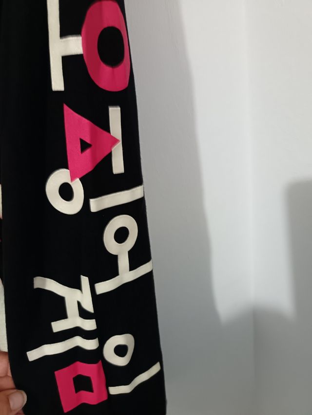 Camiseta Bershka Negra Triángulo