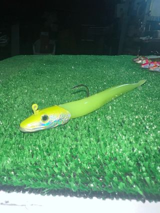 Señuelo tipo anguila con anzuelo