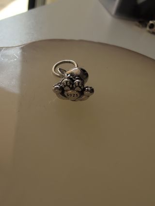 Charm perro plata