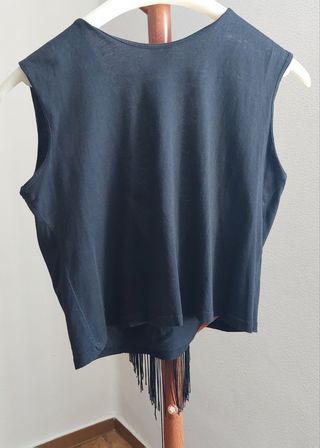Top negro Zara de tirantes con flecos

