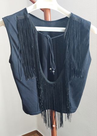 Top negro Zara de tirantes con flecos
