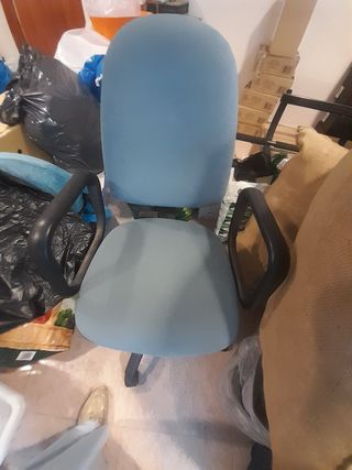 Sillón de oficina azul y negro