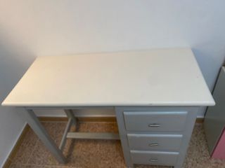 Escritorio de madera blanco y gris