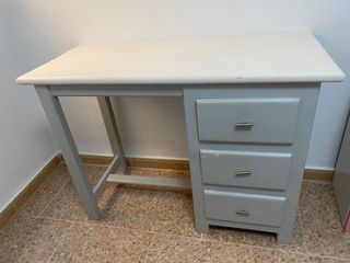 Escritorio de madera blanco y gris