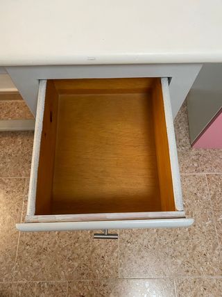 Escritorio de madera blanco y gris