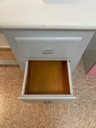 Escritorio de madera blanco y gris