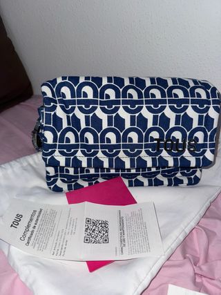 Bolso TOUS azul con estampado geométrico
