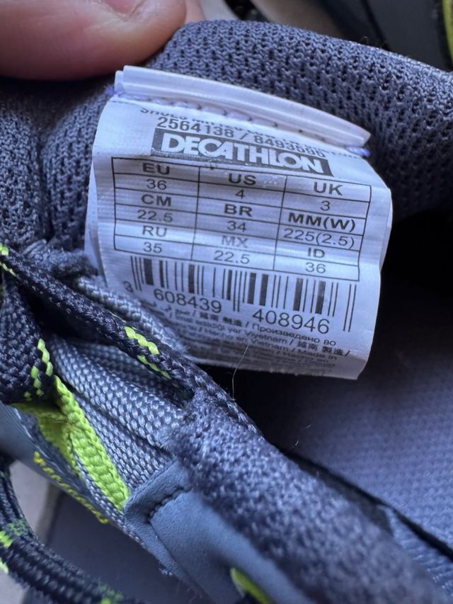 Zapatillas trekking niño gris y verde.